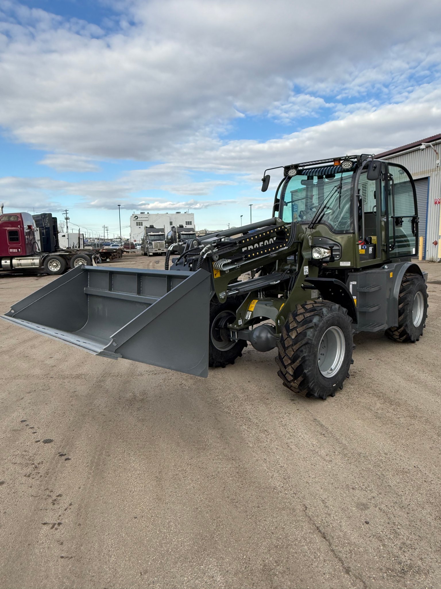 Everun ER2500T Wheel Loader - full side profile