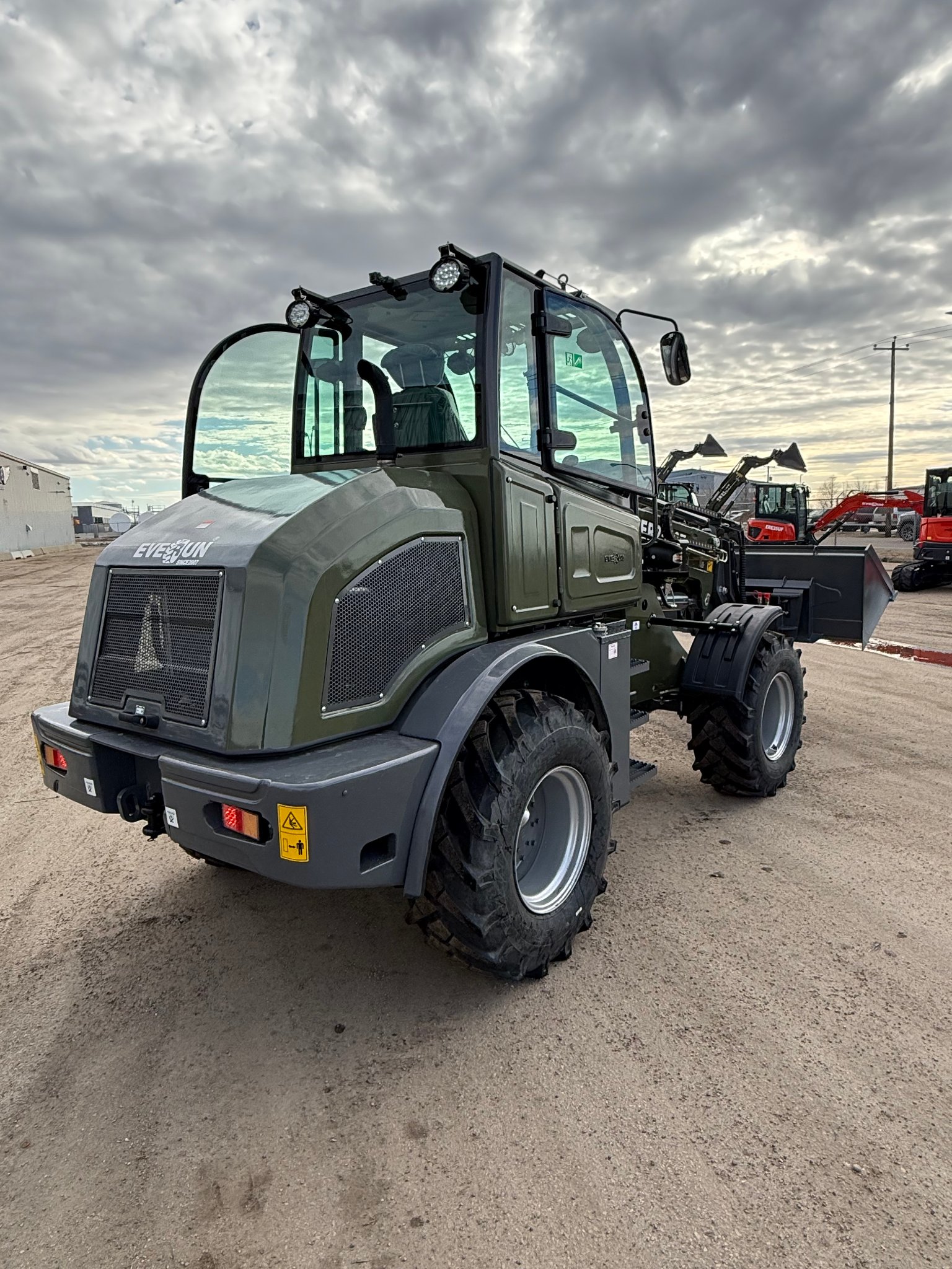 Everun ER2500T Wheel Loader - front quarter with bucket
