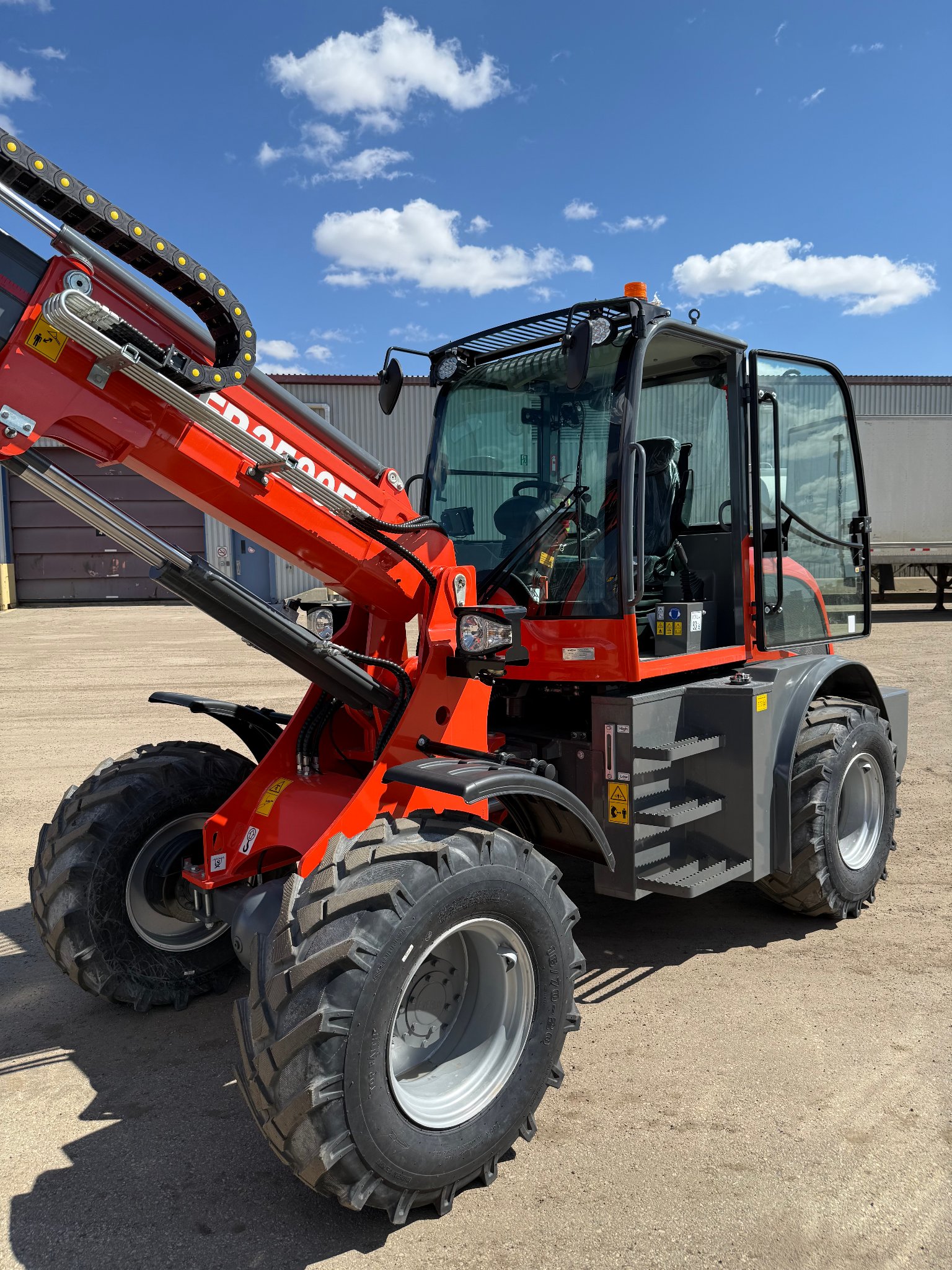 Everun ER2500F Wheel Loader - front view