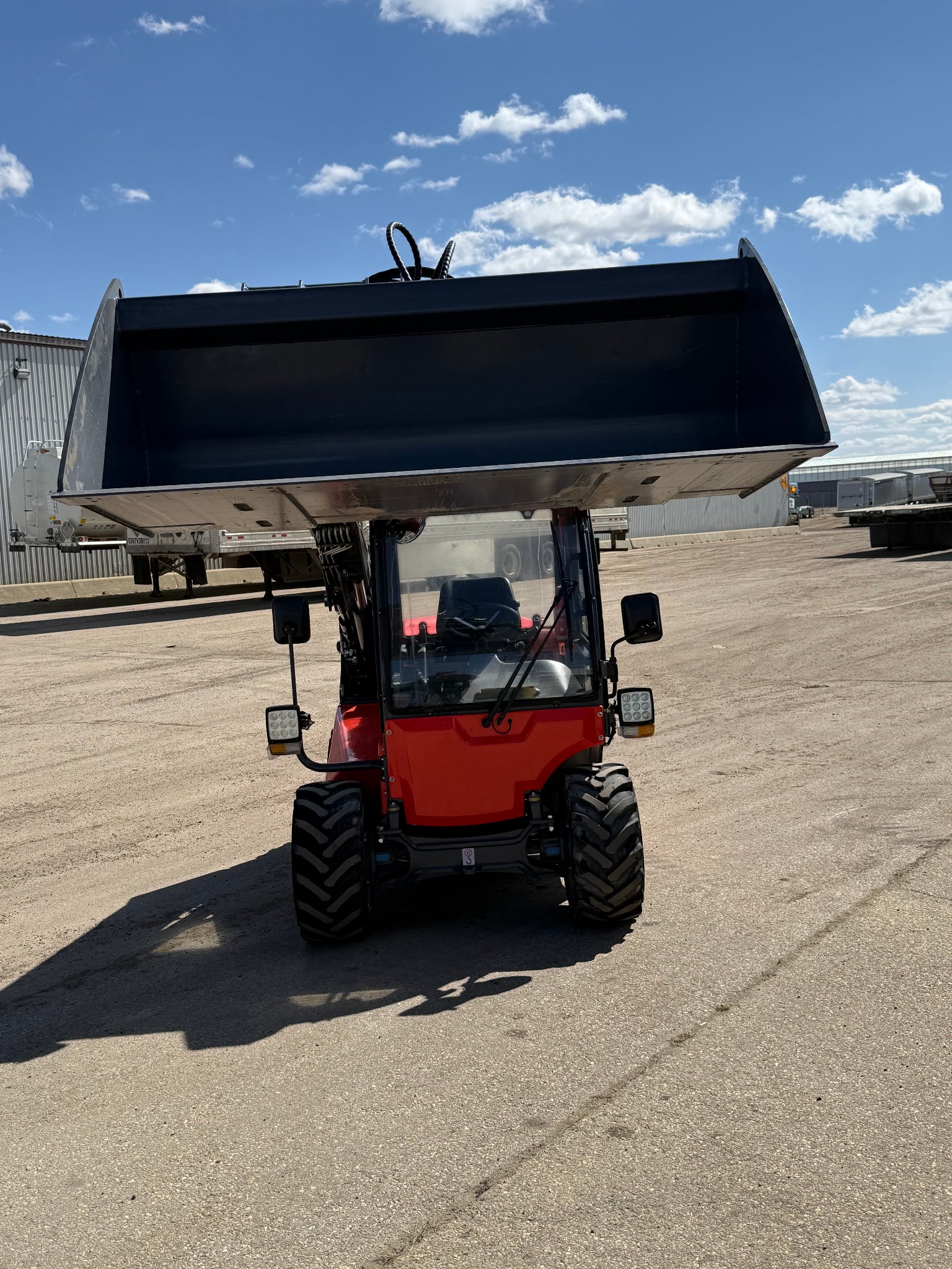 Everun ERT1500 Wheel Loader - bucket raised front