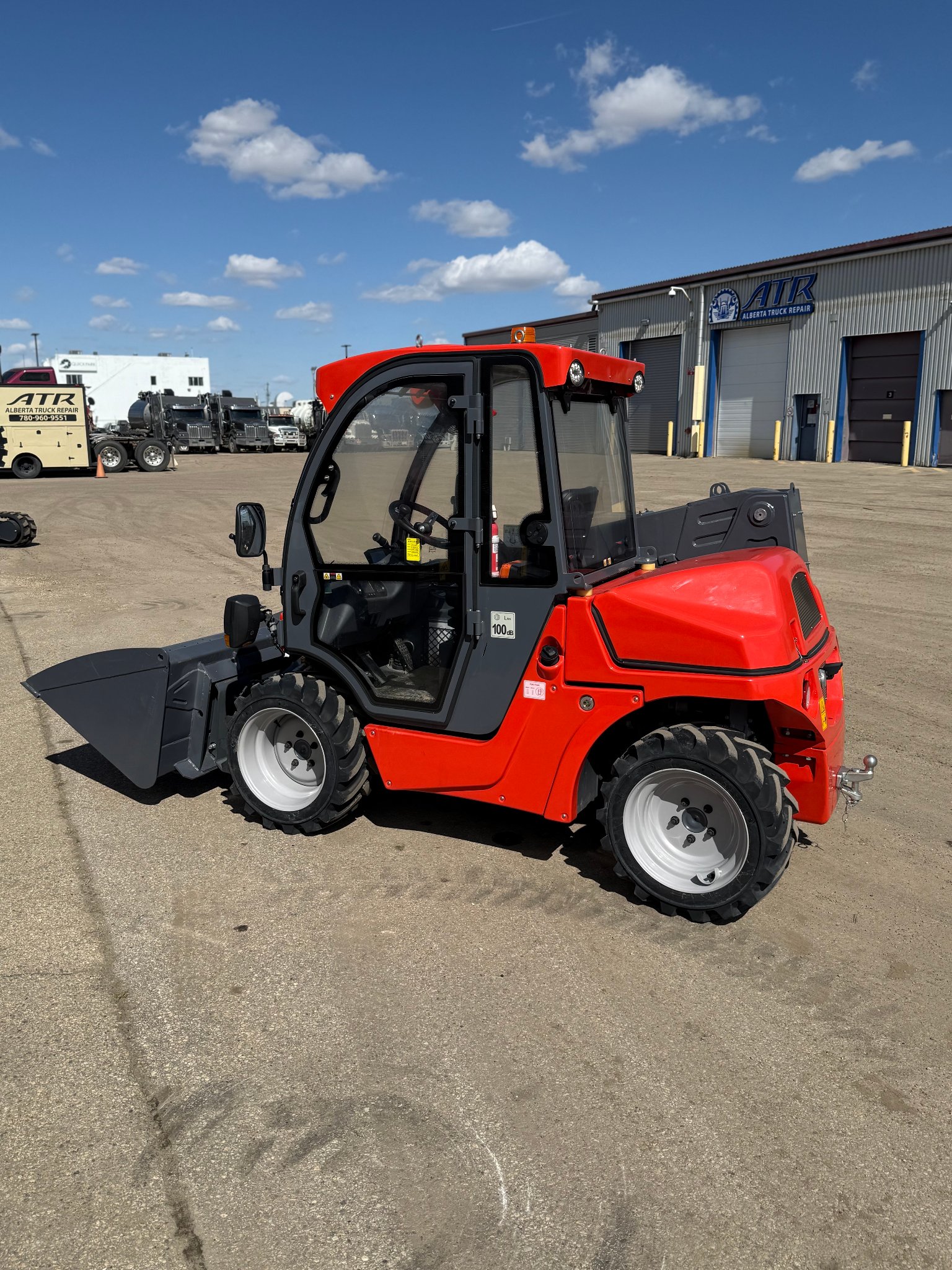 Everun ERT1500 Wheel Loader - front with bucket