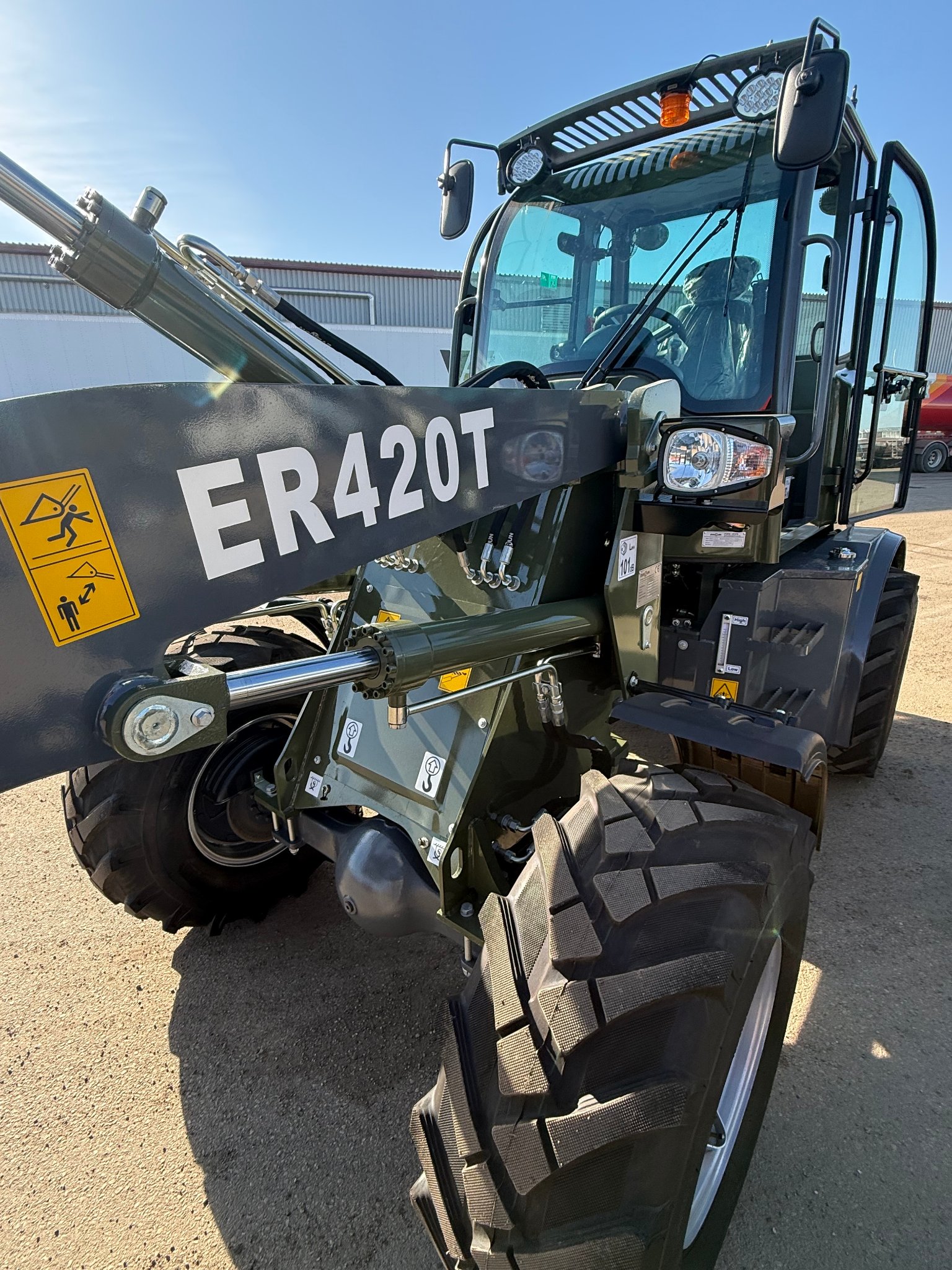 Everun ER420T Wheel Loader - cab detail